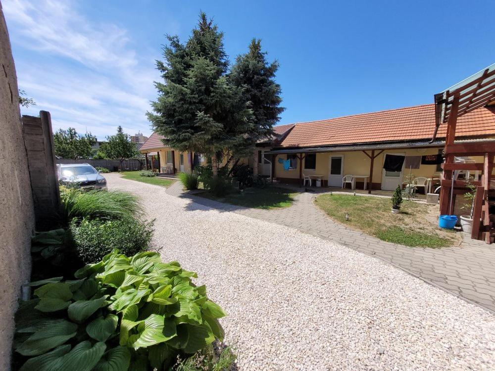 Alenka Hotel Štúrovo Eksteriør billede