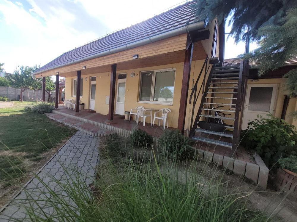 Alenka Hotel Štúrovo Eksteriør billede