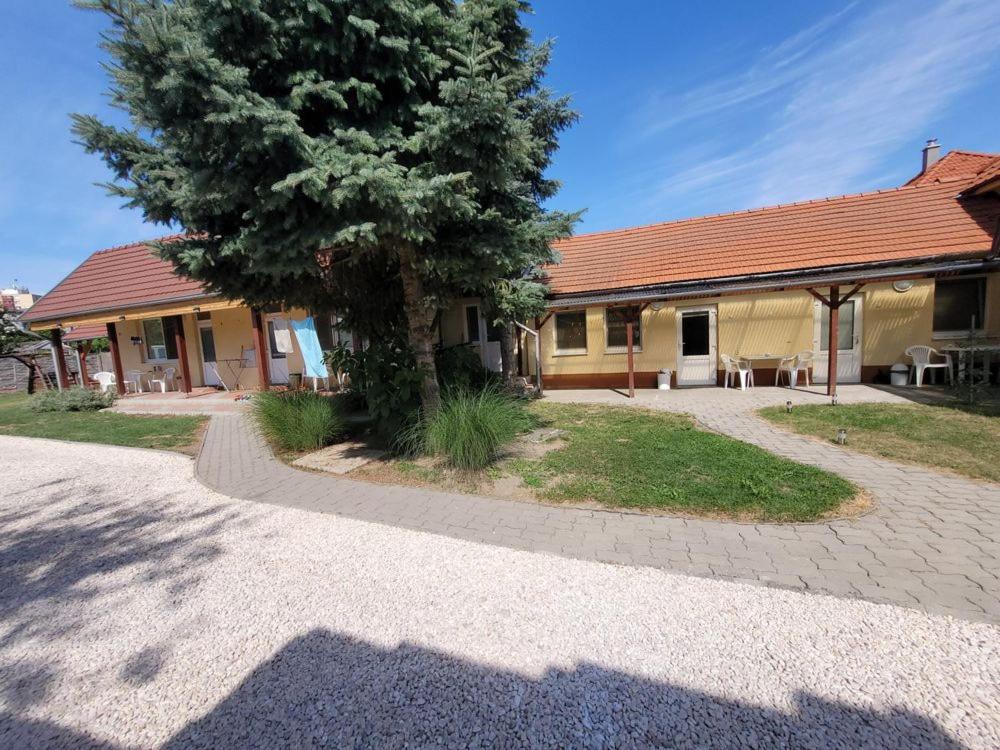 Alenka Hotel Štúrovo Eksteriør billede
