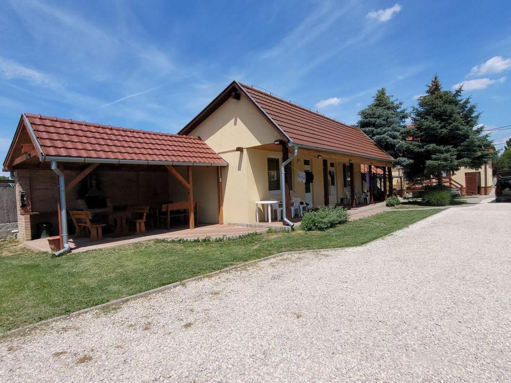 Alenka Hotel Štúrovo Eksteriør billede